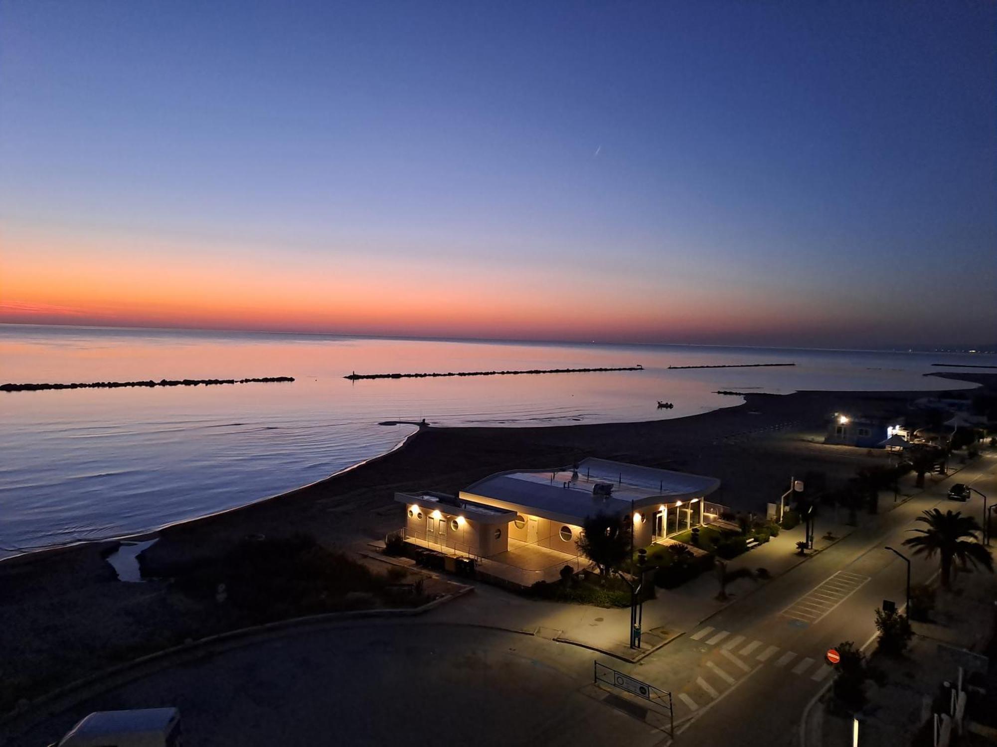 Ferienwohnung Attico Fronte Mare Martinsicuro Exterior foto