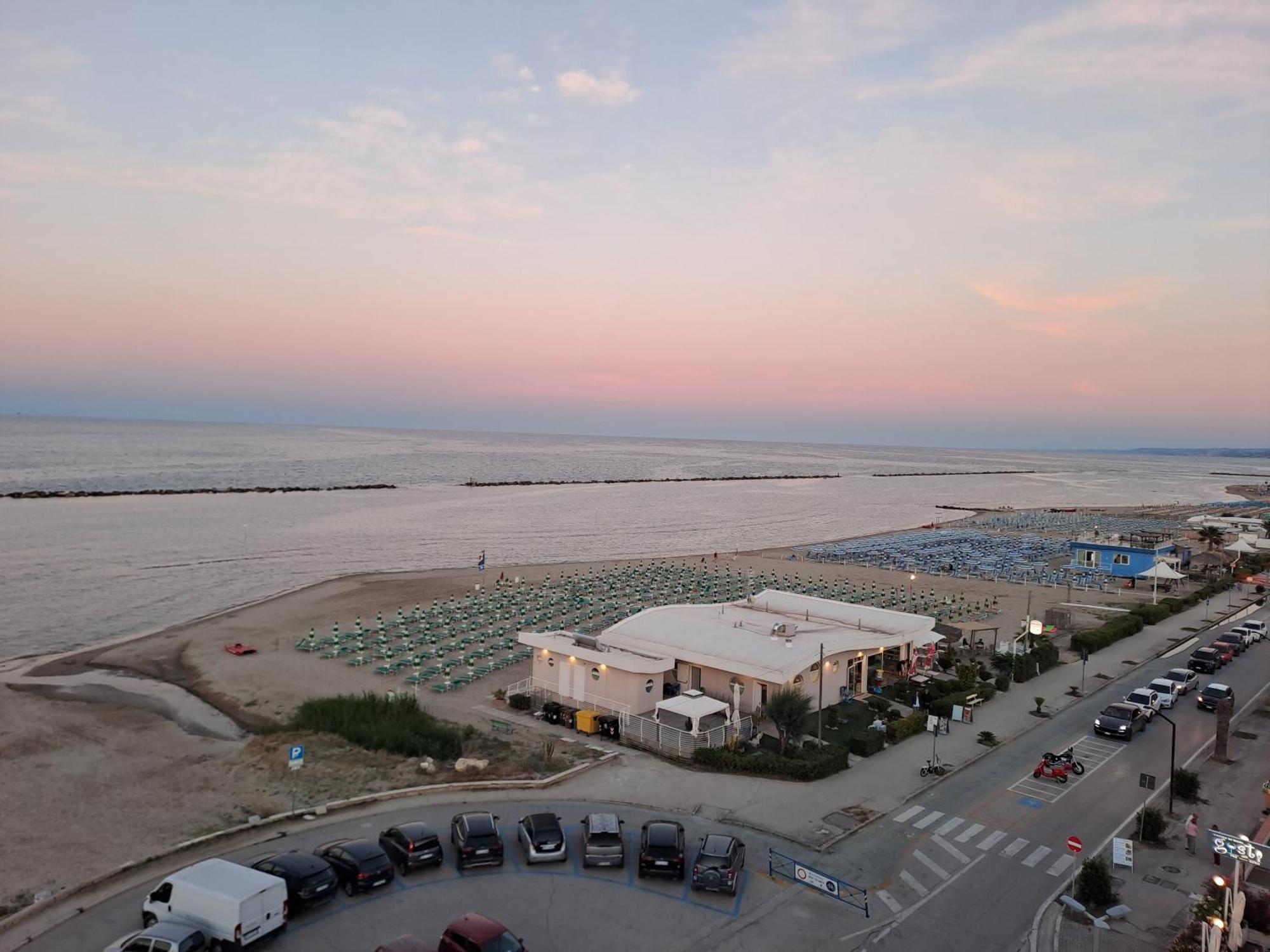 Ferienwohnung Attico Fronte Mare Martinsicuro Exterior foto